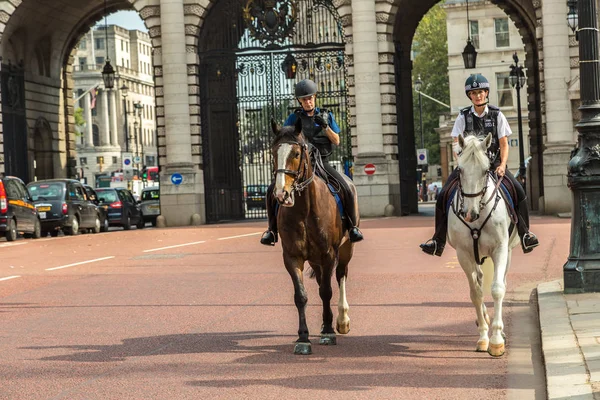 Конные полицейские в Лондоне — стоковое фото
