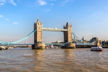Tower Bridge ve gemi 