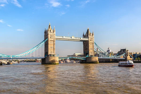 Tower Bridge och fartyg — Stockfoto