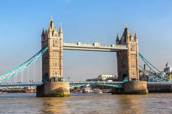 Tower Bridge yaz gününde — Stok fotoğraf