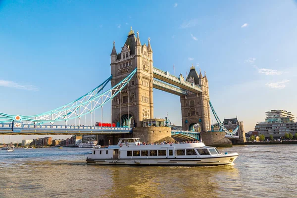 Tower Bridge ve gemi — Stok fotoğraf