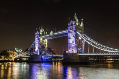 gece Londra Tower Köprüsü 