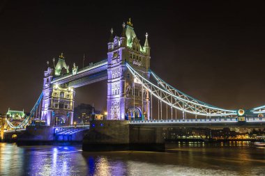 gece Londra Tower Köprüsü 