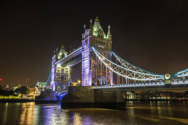 gece Londra Tower Köprüsü 