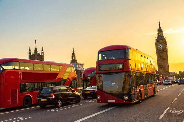 A Big Ben és emeletes buszok — Stock Fotó