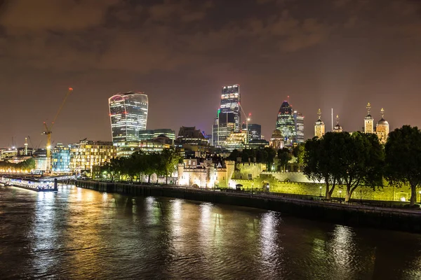 Paysage urbain de Londres la nuit — Photo