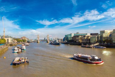 HMS Belfast savaş gemisi ve Tower Bridge