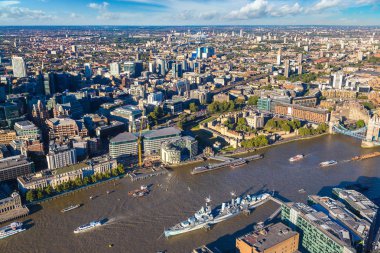 HMS Belfast savaş gemisi ve Tower Bridge