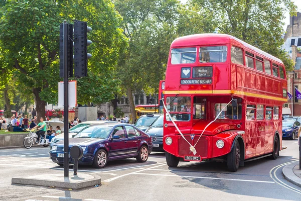 Retro rode dubbeldekker bus — Stockfoto