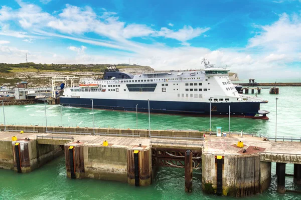 Falésias brancas e porto de Dover — Fotografia de Stock