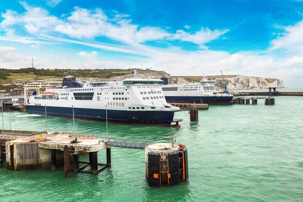 White cliffs and Dover harbor — Stock Photo, Image