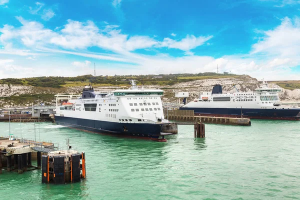 White cliffs and Dover harbor — Stock Photo, Image