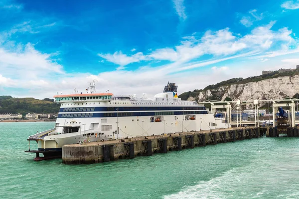 Acantilados blancos y puerto de Dover — Foto de Stock