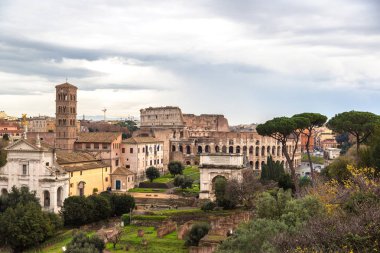 Forum ve colosseum kalıntıları