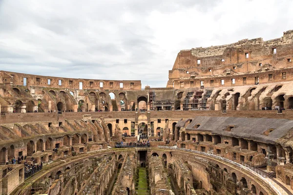 Roma'nın efsanevi Coliseum — Stok fotoğraf