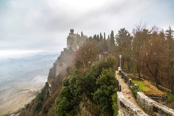 Rocca della Guaita fortaleza en la niebla — Foto de Stock