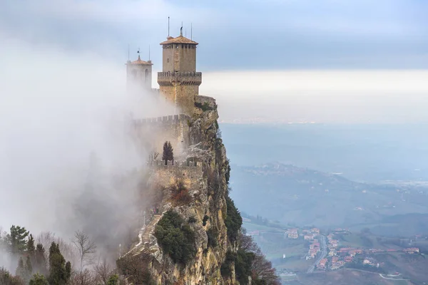 Rocca della Guaita fortaleza en la niebla — Foto de Stock