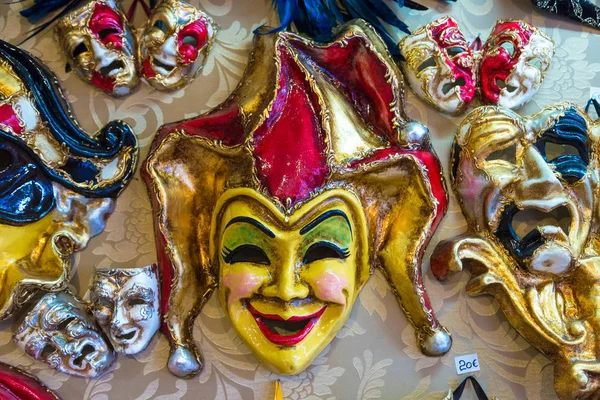 Karnevalsmasken im Geschäft — Stockfoto