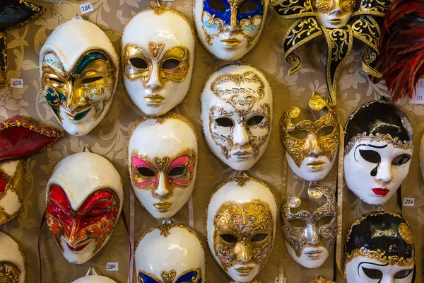 Karnevalsmasken im Geschäft — Stockfoto