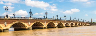 bordeaux şehrinde eski taşlı Köprüsü