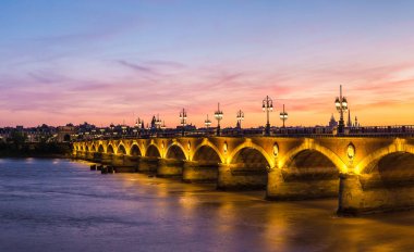 bordeaux şehrinde eski taşlı Köprüsü