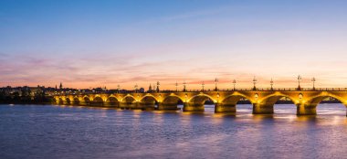 bordeaux şehrinde eski taşlı Köprüsü