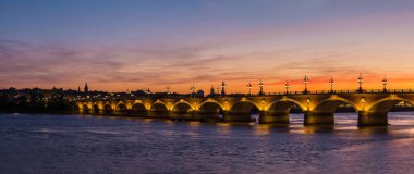bordeaux şehrinde eski taşlı Köprüsü