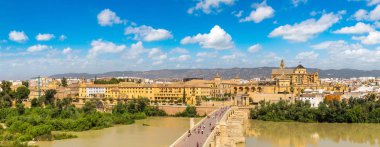 guadalquivir Nehri üzerinde Roma köprüsü