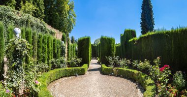 Granada'da Alhambra palace bahçelerinde