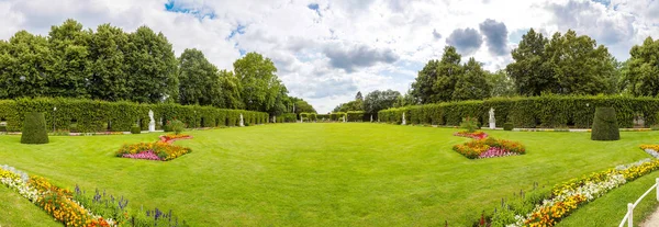 Parque em Trier em um belo dia de verão — Fotografia de Stock