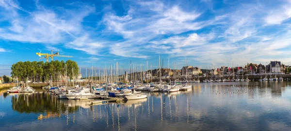 Панорама річки Trouville та місті Touques — стокове фото