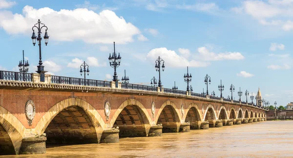 Oude stenen brug in bordeaux — Stockfoto