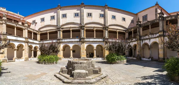 Praça central do castelo templário medieval interior — Fotografia de Stock