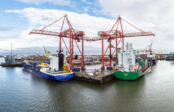 Puerto de Dublinen un hermoso día de verano — Foto de Stock