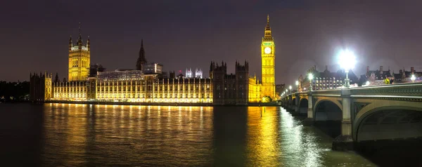 Casas del Parlamento y puente de Westminster — Foto de Stock