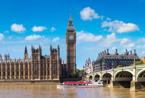 Casas do Parlamento e ponte de Westminster — Fotografia de Stock