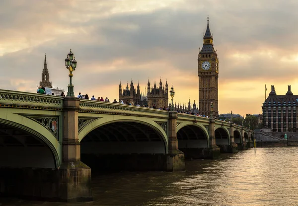 Husen i parlamentet och westminster bridge — Stockfoto