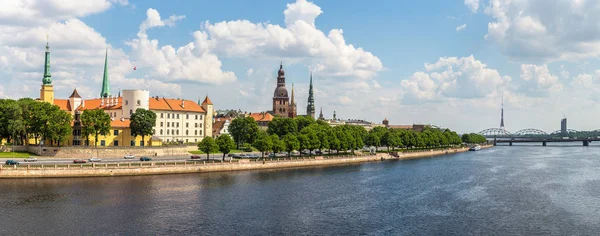 Panorámás kilátás nyílik a régi város Riga — Stock Fotó