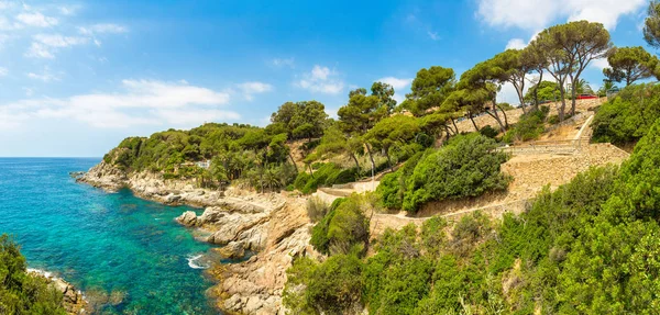 Felsen an der Küste von Lloret de mar — Stockfoto