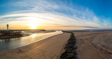 Ahşap iskele ve deniz feneri Panoraması