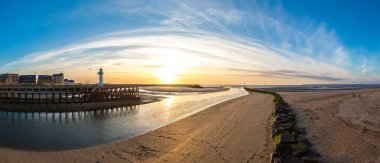 Ahşap iskele ve deniz feneri Panoraması 