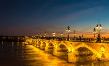 bordeaux şehrinde eski taşlı Köprüsü