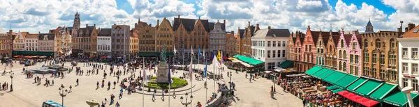 Панорамный вид на Рыночную площадь в Брюгге — стоковое фото
