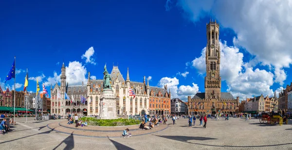 La torre campanaria nella piazza del mercato di Bruges — Foto Stock