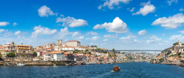 Bateau touristique et rivière Douro à Porto — Photo