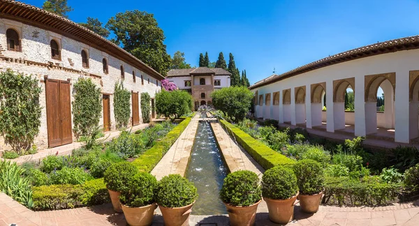 Jardín y campanario — Foto de Stock