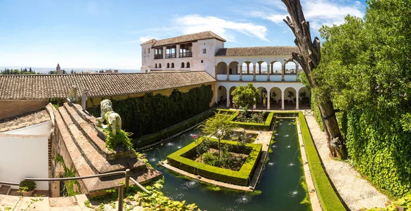 Jardín y campanario — Foto de Stock