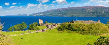 Loch Ness Gölü boyunca Urquhart Castle
