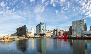 Albert Dock ve üç Graces bina