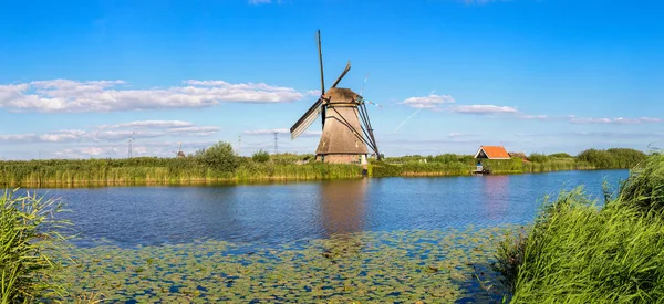 Větrné mlýny a canal v Kinderdijk — Stock fotografie
